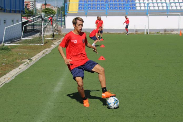 Një futbollist aziatik i bashkohet Arbërisë në stërvitje