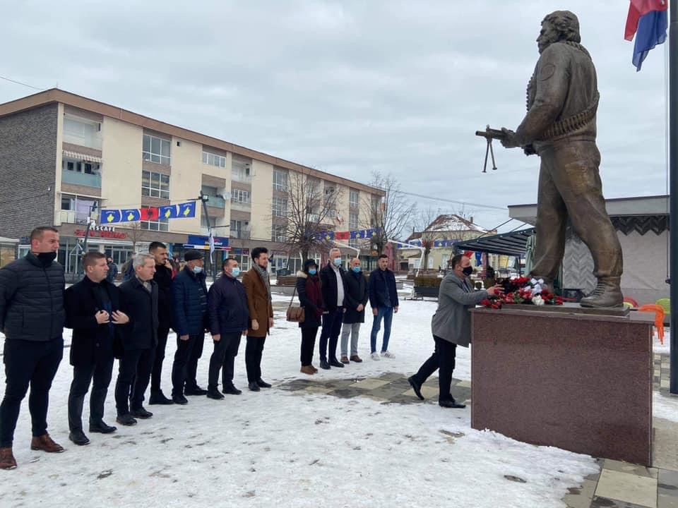 13-vjetori i Pavarësisë së Kosovës, PDK bën homazhe para shtatores së Adem Jasharit