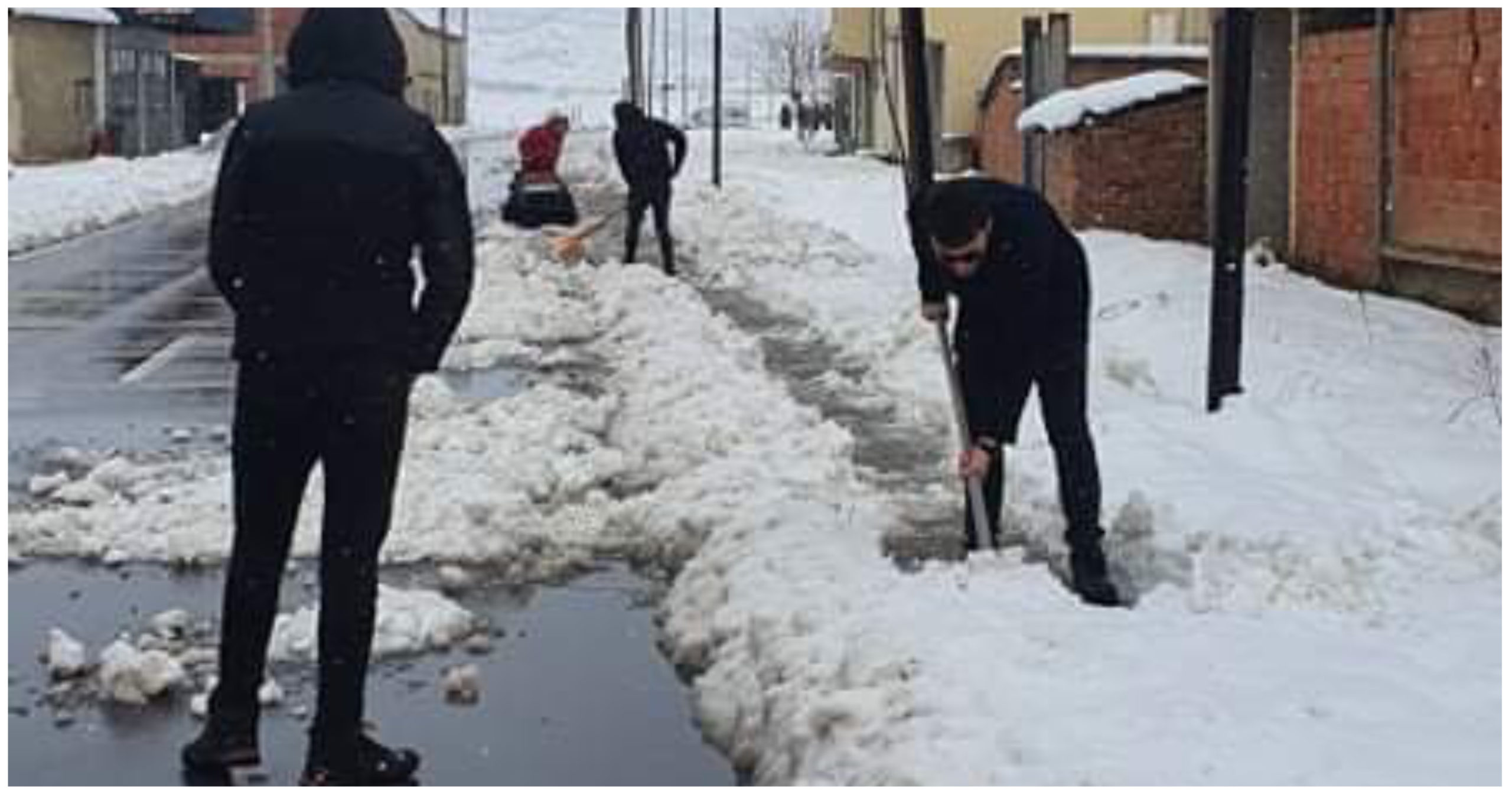 Të rinjtë e Poturovcit kapin lopatat dhe i pastrojnë vet trotuaret nga bora