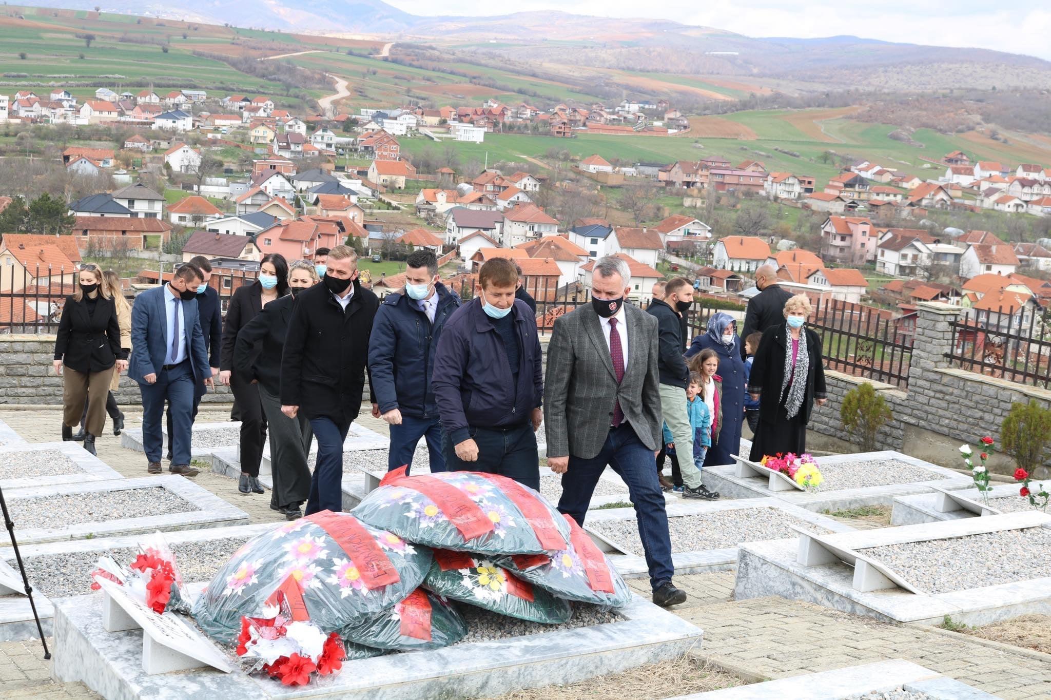 Kryetari Imri Ahmeti me bashkëpunëtorë ka bërë homazhe në kompleksin memorial në Sllovi