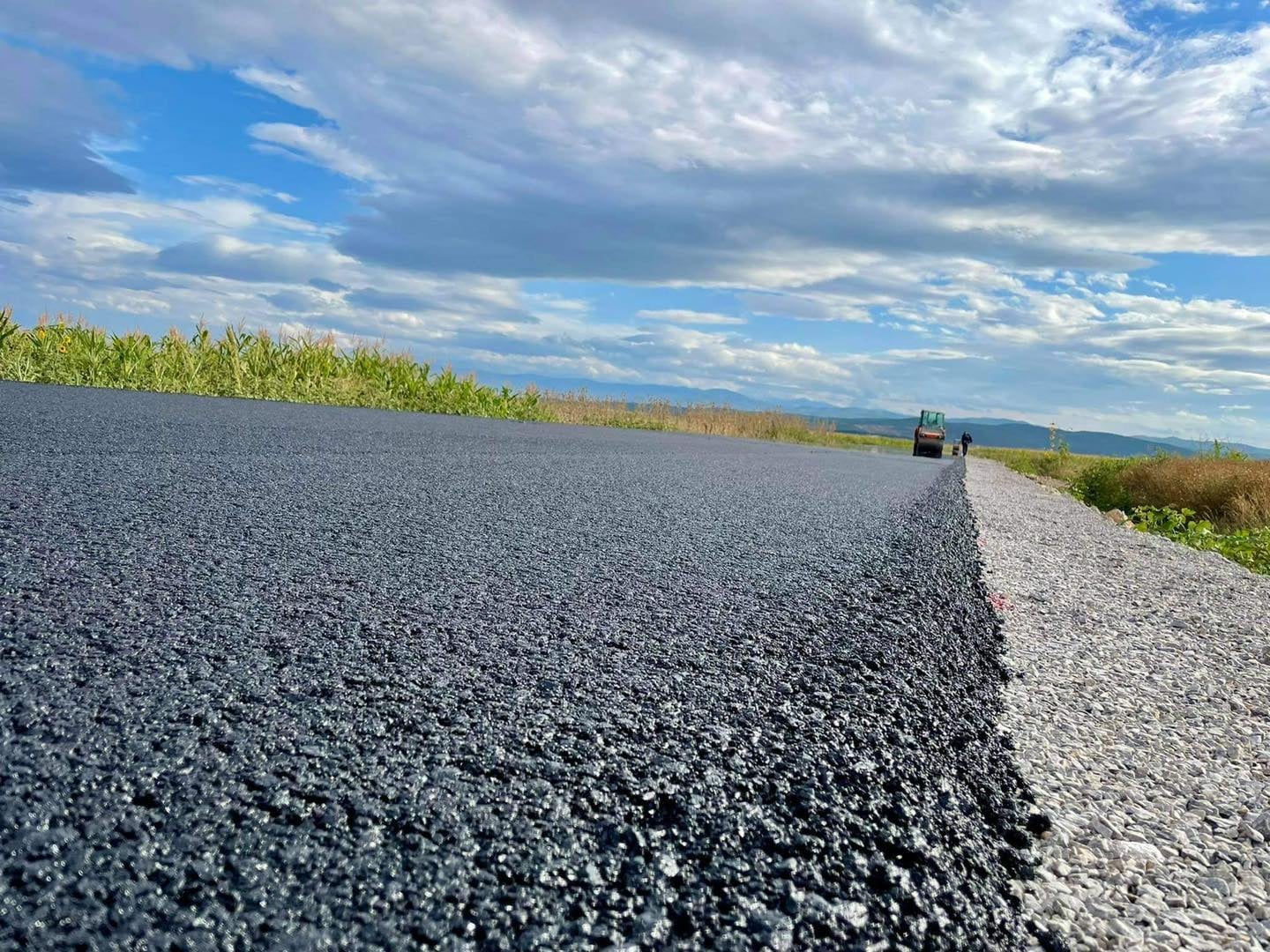 Përfundon asfaltimi i rrugës Lluga-Radevë