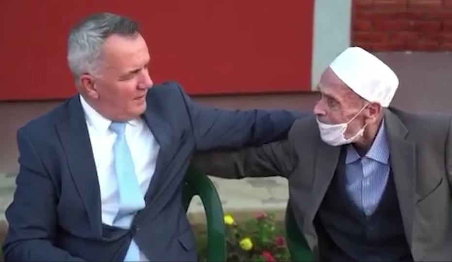 Plaku 85 vjeçar, Imri Ahmetit: Krejt çka kemi ëndërru deri sot, ti na i ke bo realitet (VIDEO)