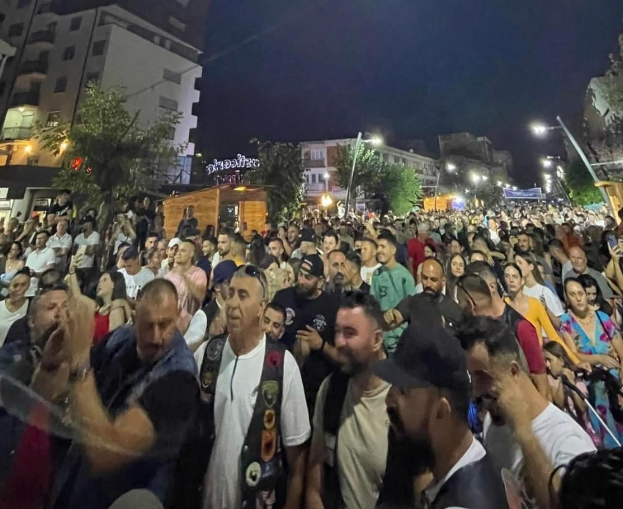Koncerti festiv në Lipjan me mijëra njerëz mbushin sheshin “Adem Jashari”