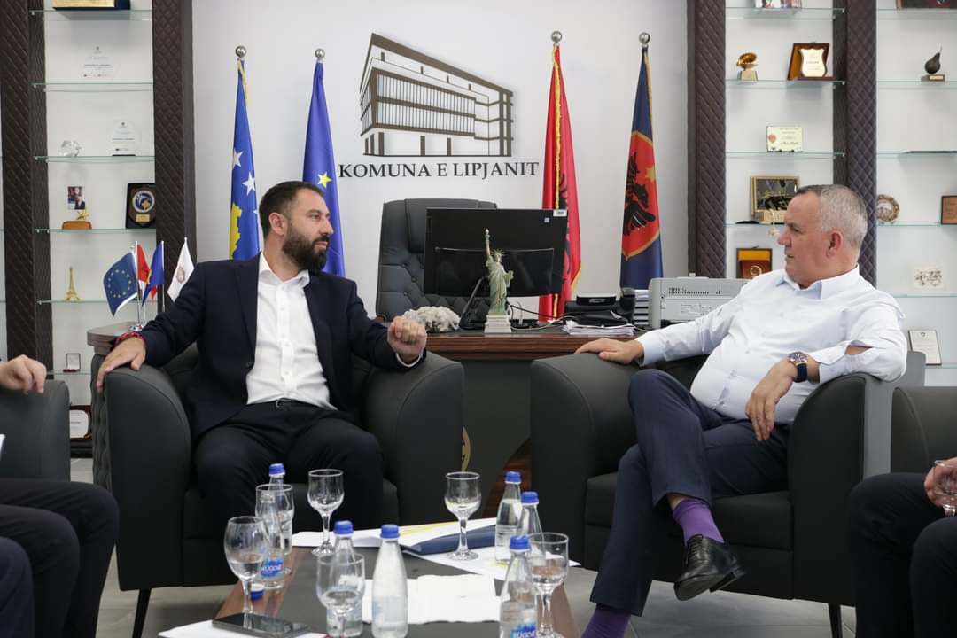 Kryetari Ahmeti priti në takim Ministrin Elbert Krasniqi