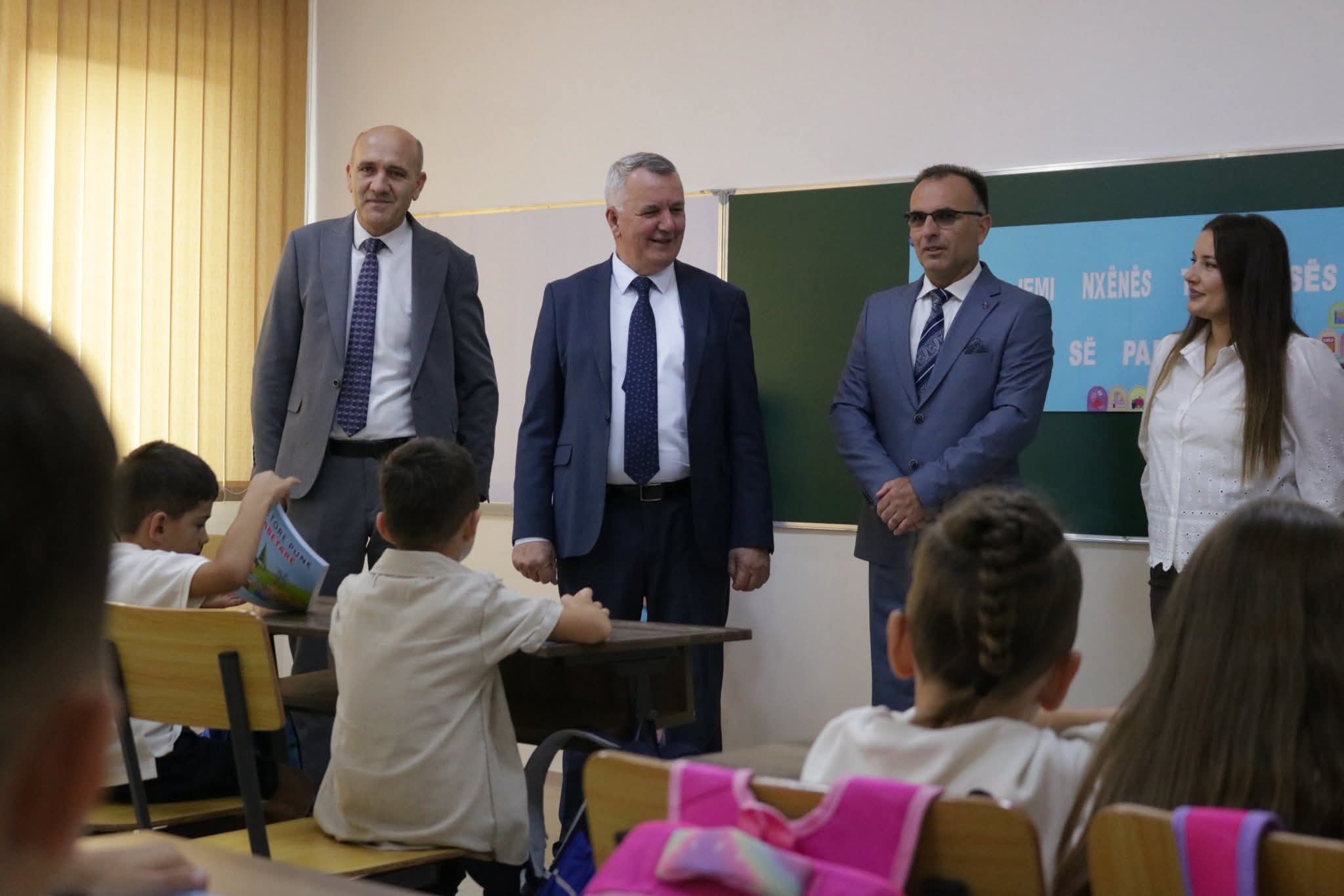 Kryetari Ahmeti dhe Drejtori i DKA-së përshëndesin nxënësit në ditën e parë