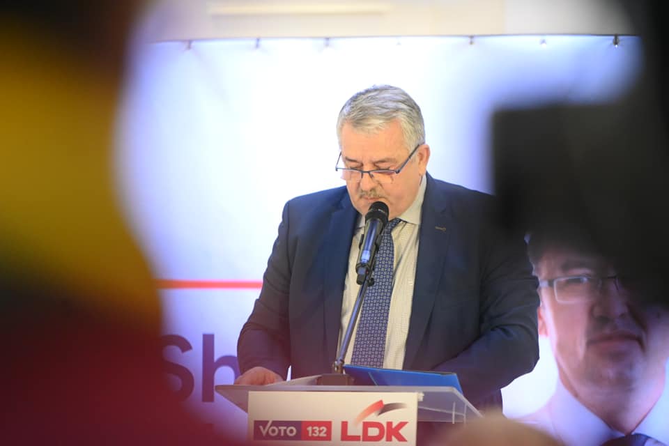 Veliu: Struktura nuk e shpëton partinë por vetëm baza e saj, Zoti e ruajt LDK-në!